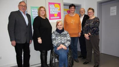 Bild: wro
Der VdK spendete 900 Euro an gemeinnützige Einrichtungen. Die Übergabe erfolgte in der Geschäftsstelle am Wiesauer Marktplatz. Im Bild (von links) Kreisvorsitzender Georg Brand, Sandra Köstler, Martina Sötje, Alexandra Kellner, Kreisgeschäftsstellenleiter Harald Gresik und Martina Schenkl.