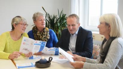 Bild: Gabi Schönberger
Die ehrenamtlichen Helfer (von links) Carmen Pichel und Bärbel Poweleit sowie Diakon Karl Rühl und Dagmar Deutschländer vom Diakonischen Werk Weiden besprechen das Programm für die Alleinlebenden-Weihnachtsfeier am Heiligen Abend.