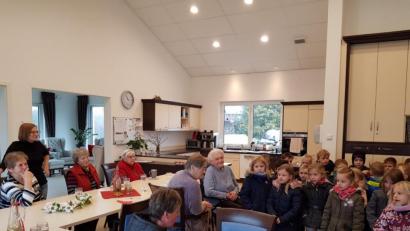 Bild: gz
Eslarner Kinder singen und spielen für die Senioren.
