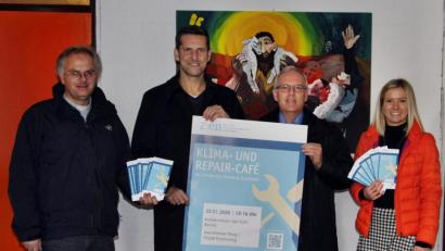 Bild: ds
Mit einer Plakataktion und Flyern wirbt Projektleiterin Linda Trager (rechts) für das Klima- und Repair-Café in Etzelwang und Neukirchen. Pfarrer Roland Klein (von links), Etzelwangs Bürgermeister Roman Berr und Neukirchens Bürgermeister Winfried Franz befürworteten das umweltfreundliche ZEN-Vorhaben.