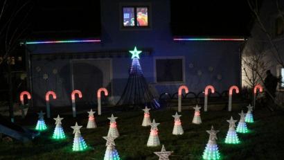 Bild: rpp
Im Garten leuchten Zuckerstangen und Sternkegel, im oberen Stockwerk läuft ein Weihnachtsfilm. Es wirkt, als ob der Weihnachtsmann mit seinen Wichteln in der Werkstatt arbeitet und den Schlitten belädt - und das alles zu Hause bei Familie Schertler.
