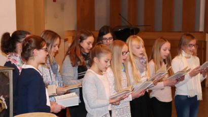 Bild: Mädchenrealschule Waldsassen/exb
Traditionelle und moderne Lieder steuerte der Schulchor zur besinnlichen Stunde bei.
