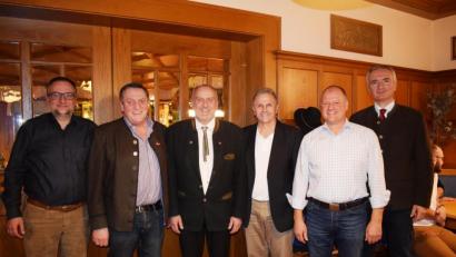 Bild: oe
Mit dem einstimmig gewählten Bürgermeister-Kandidaten Anton Peter (Dritter von links) freuten sich Landtagsabgeordneter Harald Schwartz (rechts), die Gemeinderäte Hubert Englhard, Hans Weber (von links), Gerhard Schuller (Zweiter von rechts) und Robert Weiß, der zugleich CSU-Ortsvorsitzender ist.