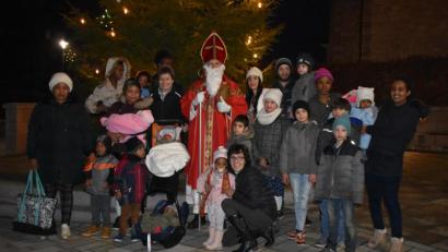Bild: lue
Anita Heindl (Mitte knieend) hat als ehrenamtliche Helferin eine Weihnachtsaktion für Flüchtlingskinder geplant. Dafür sammelte sie Spenden und überreicht nun in Neusorg 23 voll bepackte Tüten an die Kleinen oder ihre Mütter. Der heilige Nikolaus steht ihr mit Rat und Tat zur Seite.