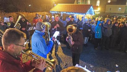 Bild: nm
Vom einsetzenden Nieselregen ließen sich Mitwirkende und Besucher nicht beeindrucken. Das Treffen am Rathaus geriet zum stimmungsvollen Abschluss der Vorweihnachtszeit.