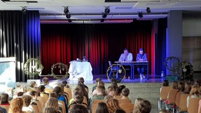 Bild: exb/Matthias Sitzmann
Fabian Borkner (vorne links) und Wolfgang Subirge kamen zu einer Autoren-Lesung an die Naabtal-Realschule.