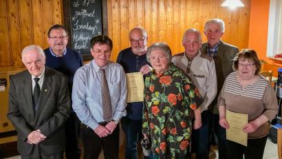 Bild: nza
Die Chorgemeinschaft Krummennaab/Thumsenreuth ehrt langjährige Mitglieder.
Von links: Franz Fichtner (70 Jahre), Chorleiter Helmut Wolf, Vorsitzender Dr. Wolfgang Witt, Bernd Wagner (50 Jahre), Betty Meyer (60 Jahre), Kurt Grünbauer (60 Jahre), 2. Vorsitzender Georg Bauer, Christine Heinl (60 Jahre)