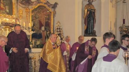 Bild: mdö
Weihbischof Pappenberger mit Jesus im Allerheiligsten