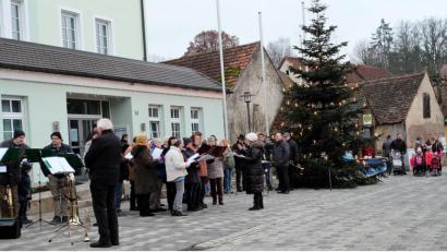 Bild: wlr
Auf Weihnachten stimmen Posaunenchor, Gesangverein und Blaskapelle die zahlreich zum Weihnachtssingen am Rathaus gekommenen Zuhörer ein.