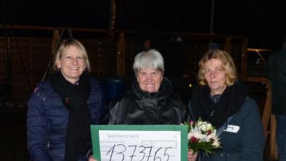 Bild: hme
Symbolisch übergeben die Organisatorinnen des Basars, Kathi Baumgärtner (links) und Inge Thoma (rechts) an Anna Müller einen Check über 13.737,65 Euro.