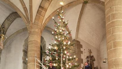 Bild: mde
Eugen Zeitler, Florian Frank, Regina Frank, Markus Lehner, Michael Denz, Klaus Scherer, Pfarrer Thomas Kraus, Peter Ferner und Moritz Ferner (von links), sowie Lukas Häckl (Gerüst) und Andreas Gallei (Bockleiter) vor dem großen Christbaum in der Kemnather Stadtpfarrkirche.