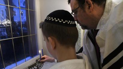 Bild: Petra Hartl
Tradition beim achttägigen jüdischen Lichterfest ist, allabendlich nach Einbruch der Dunkelheit eine Kerze am Chanukka-Leuchter zu entzünden, bis schließlich alle acht brennen. Der Leuchter selbst hat oft neun Arme, das neunte Licht ist der Diener (hebräisch Schamasch), der zum Anzünden der Kerzen verwendet wird.