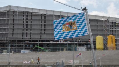 Bild: Armin Weigel
Eine bayerische Fahne weht vor dem fast fertiggestellten Gebäude des neuen Museums der Bayerischen Geschichte in Regensburg.
