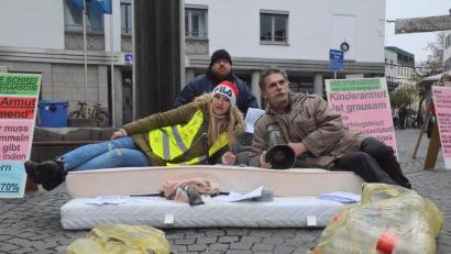 Bild: Kunz
Mitglieder von "Der Grüne Schrei" bei ihrem "Bed in" auf dem Macerata-Platz.