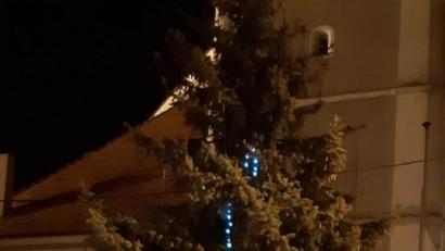 Bild: mng
Bald ist Heiliger Abend, dann erstrahlt der Christbaum vor der Stadtpfarrkirche im Lichterglanz, denn "Advent ist nicht Weihnachten". Das dauerte einem Schelm offensichtlich zu lange und so brachte er kurzerhand schon jetzt ein paar Lichter an. Die Frage darf schon gestellt werden: Wie ist er nur auf den Baum gelangt?