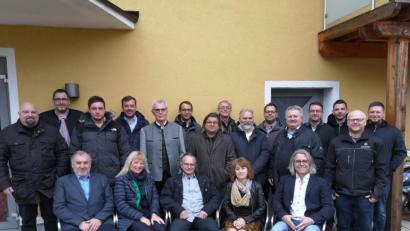 Bild: lnz
Sie wollen für die Wählergemeinschaft "Zukunft Stadt Mitterteich" bei der Kommunalwahl antreten: (sitzend, von links) Karl Neid, Marion Schaumberger, Heribert Hegen, Claudia Wenisch und Wolfgang Karbstein sowie (stehend, von links) Alexander Frank, Rainer Hutterer, Julian Süß, Daniel Käs, Johann Kraus, Tobias Käs, Walter Knösch, Kurt Schmidt, Matthias Müller, Matthias Doß, Herbert Lößl, Reiner Artmann, Matthias Gradl, Johannes Kamm und Timo Hartwich.