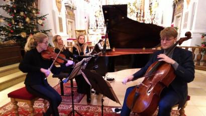 Bild: mma
Cornelia Glassl, Anna Godelmann und Christoph Pickelmann verzaubern als Trio Tempera die Mariahilfbergkirche bei ihrem Konzert.