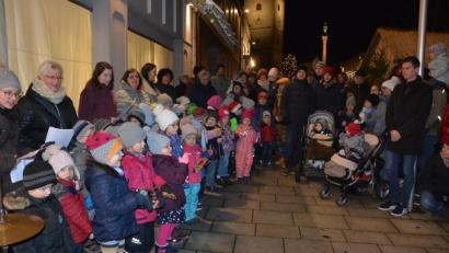 Bild: jr
Zwei "Adventsschaufenster" wurden zum Abschluss der gleichnamigen Reihe beim Modehaus Zeitler geöffnet. Mit dabei waren auch Kinder des Kindergartens St. Hedwig (links), die die Feier musikalisch bereicherten.