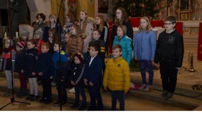 Bild: dob
"Engel gucken schon um's Eck", kündigten die Kinder beim Adventskonzert das Christkind an.