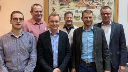 Bild: u
Die Ehenfelder CSU nominiert ihre Kandidaten für die Stadtratsliste (von links): Andreas Falk, Stadtrat Josef Luber (Vorsitzender der CSU Massenricht), Manuel Falk, Dritter Bürgermeister Peter Leitsoni, Stadtrat Christian Gnan (Vorsitzender CSU Ehenfeld) und Bürgermeister Hermann Falk.