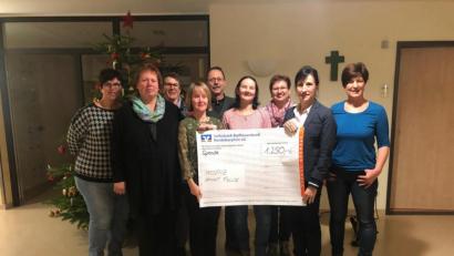 Bild: exb
Die Vereinsvertreter übergeben an Hospizleiterin Susanne Wagner den symbolischen Scheck.