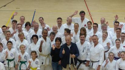 Bild: Völkl
Ein Karate-Benefiz-Lehrgang als Mutmacher: Rund 90 Teilnehmer sind gekommen – eine Geste, die Uwe Bergold und seine Frau Ingrid (Mitte) sehr bewegt.