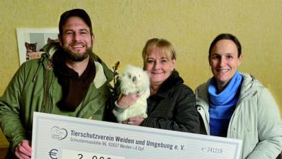 Bild: exb
Die Geschäftsführer Jochen Bayerl und Stefanie Kellner bei der Spendenübergabe mit Tierheimleiterin Jutta Böhm (Mitte).