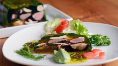 Bild: Gabi Schönberger 
Nicht nur ein absoluter Hingucker auf dem Teller: Die Waldpilz-Reh-Terrine wird mit etwas Salat und Petersilien-Püree angerichtet.