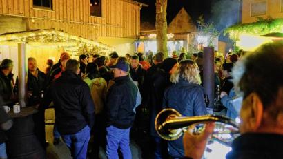 Bild: tkr
Gut gefüllt war der Platz als Familie Weber den Platz vorm "Wirtschneiner-Stodl" mit Weihnachtlichen Trompentenklängen erfüllte.