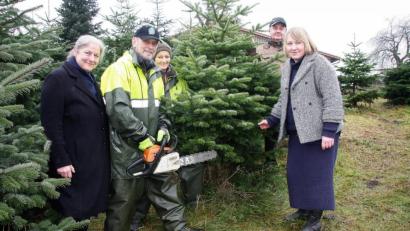 Bild: wro
Die beiden Christbäume, die sich die Kunden aus Thüringen beziehungsweise Sibirien ausgesucht haben, werden frisch abgesägt und danach in die Kofferräume der Autos verladen. Im Bild (von links) Helmburg Göpfert-Stöbe, Alfons und Stefanie Höcht, Valerij Buschuev und seine Tochter Swetlana Lüse-Dominnik.