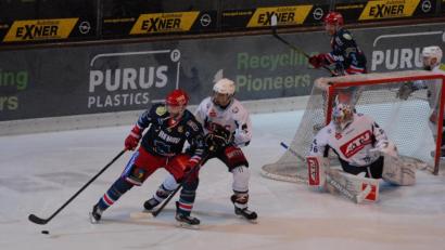 Bild: gb
Zwei Tage nach dem 5:4-Heimsieg gegen die Selber Wölfe verloren die Blue Devils in Selb mit 2:6. Hier versucht Adrian Klein (Zweiter von links), den Selber Landon Gare in Schach zu halten.