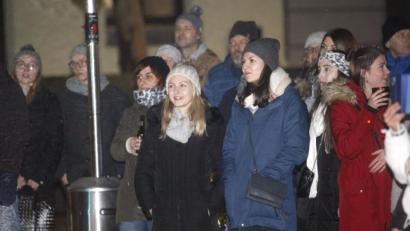 Bild: Hirsch
Die Besucher der X-Max-Party genossen die weihnachtliche Stimmung auf dem Adolf-Kolping-Platz.