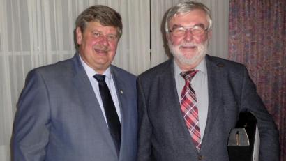 Bild: Schönberger, Ferdinand [fsb]
Bürgermeister Schregelmann gratuliert Gemeinderat Willy Koegst (rechts) zum 15-jährigen Jubiläum.