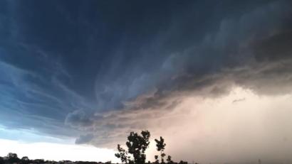 Bild: Margit Meier
So sieht der Himmel in Amberg am 18. August kurz vor dem Gewitter aus, das die Rettungskräfte in der Oberpfalz auf Trab halten wird.