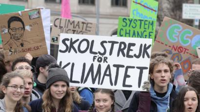 Bild: Michael Kappeler
Die schwedische Schülerin Greta Thunberg (vorne mit Schild) nimmt an der Abschlusskundgebung der "Fridays for Future"- Demonstration am Brandenburger Tor teil.