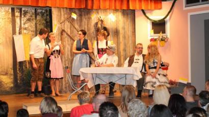 Bild: pi
Was steht wohl in dem Schreiben, das Vevi (Barbara Knecht) in den Händen hält?