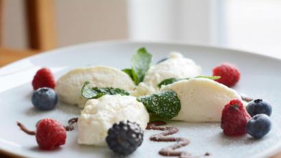Bild: Gabi Schönberger
Die weiße Mousse wird mit Beeren und Minzblättern serviert.