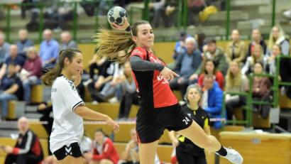 Bild: Hubert Ziegler
Schöner Sprungwurf am Gästekreis durch die Top-Torschützin des HC Sulzbach, Sara Ertel (rechts).
