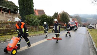 Bild: akp
Aktive der Feuerwehr Gleiritsch banden die Dieselspur mit Ölbindemittel.