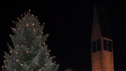 Bild: jma
"Volles Haus" herrscht beim "Christbaumloben" auf dem Turnerplatz.