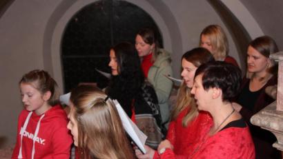 Bild: kro
Mit ihrem "Weihnachtszauber" sorgte der Wondreber Chor "TonArt" (Bild) für einen Run auf die Wondreber Pfarrkirche, die bis auf den letzten Platz besetzt war.