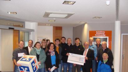 Bild: wfw
Vorstand Norbert Waldhauser und Geschäftsstellenleiter Hans-Peter Schmid übergeben die Spenden an gemeinnützige Organisationen, Vereine und Einrichtungen aus dem Geschäftsgebiet Schnaittenbach.