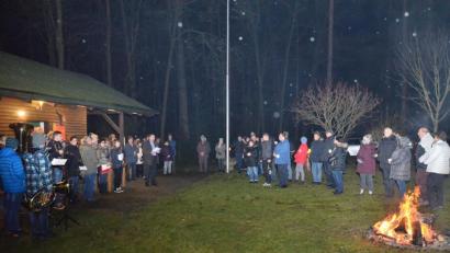 Bild: fjo
Bläser- und Gesangsgruppe bereichern die OWV-Waldweihnacht mit Stadtpfarrer Hans Ring auf der Lichtung vor der eigenen Waldhütte.