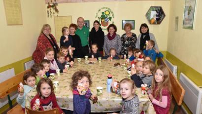 Bild: hcz
Kerstin Weber (hinten links) und Vorsitzende Rosi Polland (rechts) übergeben die Spende des Frauen-Geselligkeitsvereins "Höhe 309" an die Kindergruppe des Obst- und Gartenbauvereins.