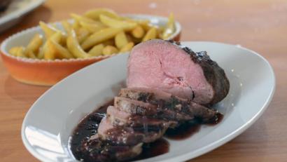 Bild: Gabi Schönberger
Saftig und zart kommt das gebratene Schweinekeulenstück aus dem Ofen.