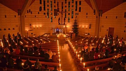 Bild: ü
Vorabendgottesdienst im Kerzenschein in der Pfarrkirche Mariä Himmelfahrt.