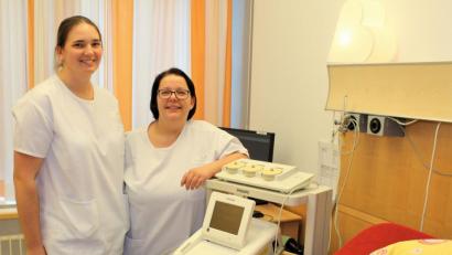 Bild: m
Julia Witt (links) und Marlene Groschopp arbeiten als Hebammen im Klinikum Weiden.