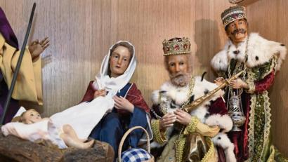 Bild: Petra Hartl
Höhepunkt der Krippen-Darstellungen auf dem Mariahilfberg ist natürlich Jesu Geburt. Im Schrank ist diese Szene schon das ganze Jahr über zusammengestellt – Maria mit dem Kind und zweien der heiligen drei Könige mit ihren prächtigen Gewändern.