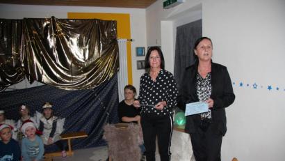 Bild: wro
Conny Preisinger und Regina Buhr (von rechts) erinnerten an die Geschichte von „Sankt Elisabeth“