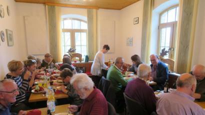 Bild: ua
Die Ehrenamtlichen der Nachbarschaftshilfe ließen sich das Weihnachtsessen im Kolpingsheim Ursensollen schmecken.
